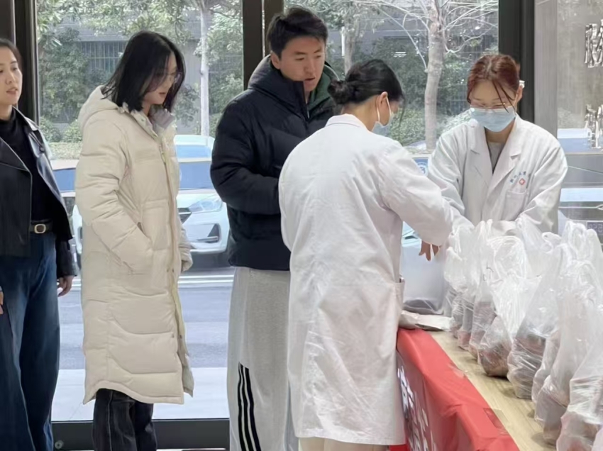 药香暖心防流感，情系教工护健康——我校开展“暖心中药包，助力防流感"活动